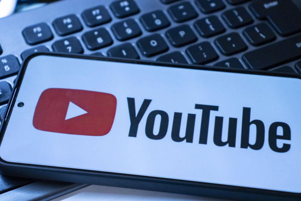 Google tests YouTube reviews using AI