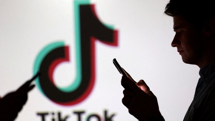 Чому TikTok повертає нас у 2010-ті — нова хвиля цифрової ностальгії.