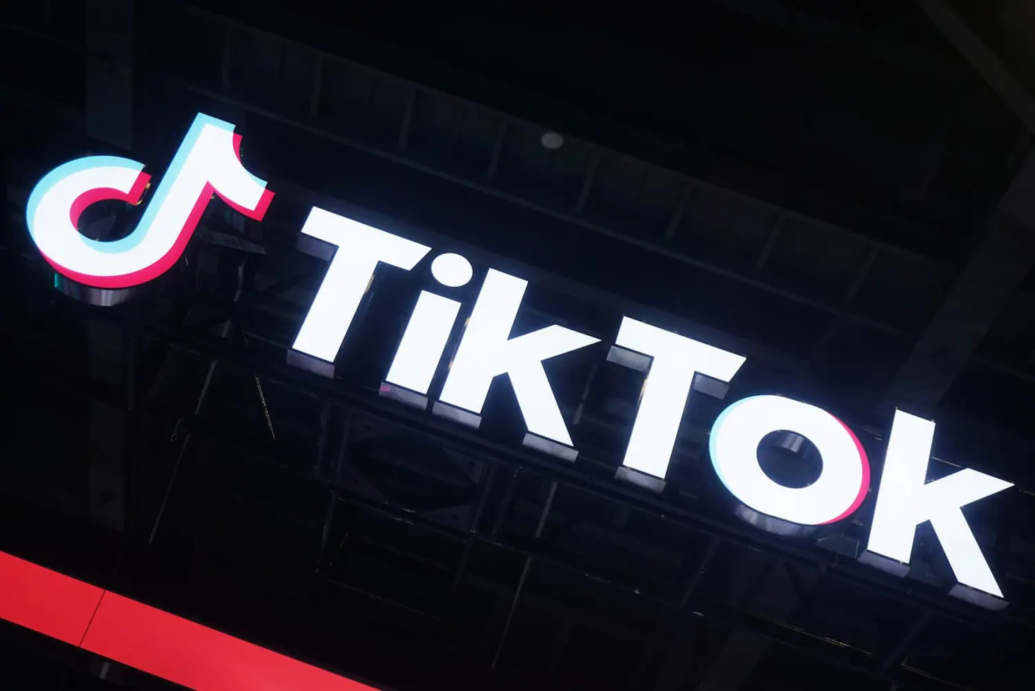TikTok enters cinema: the platform scales micro-series production