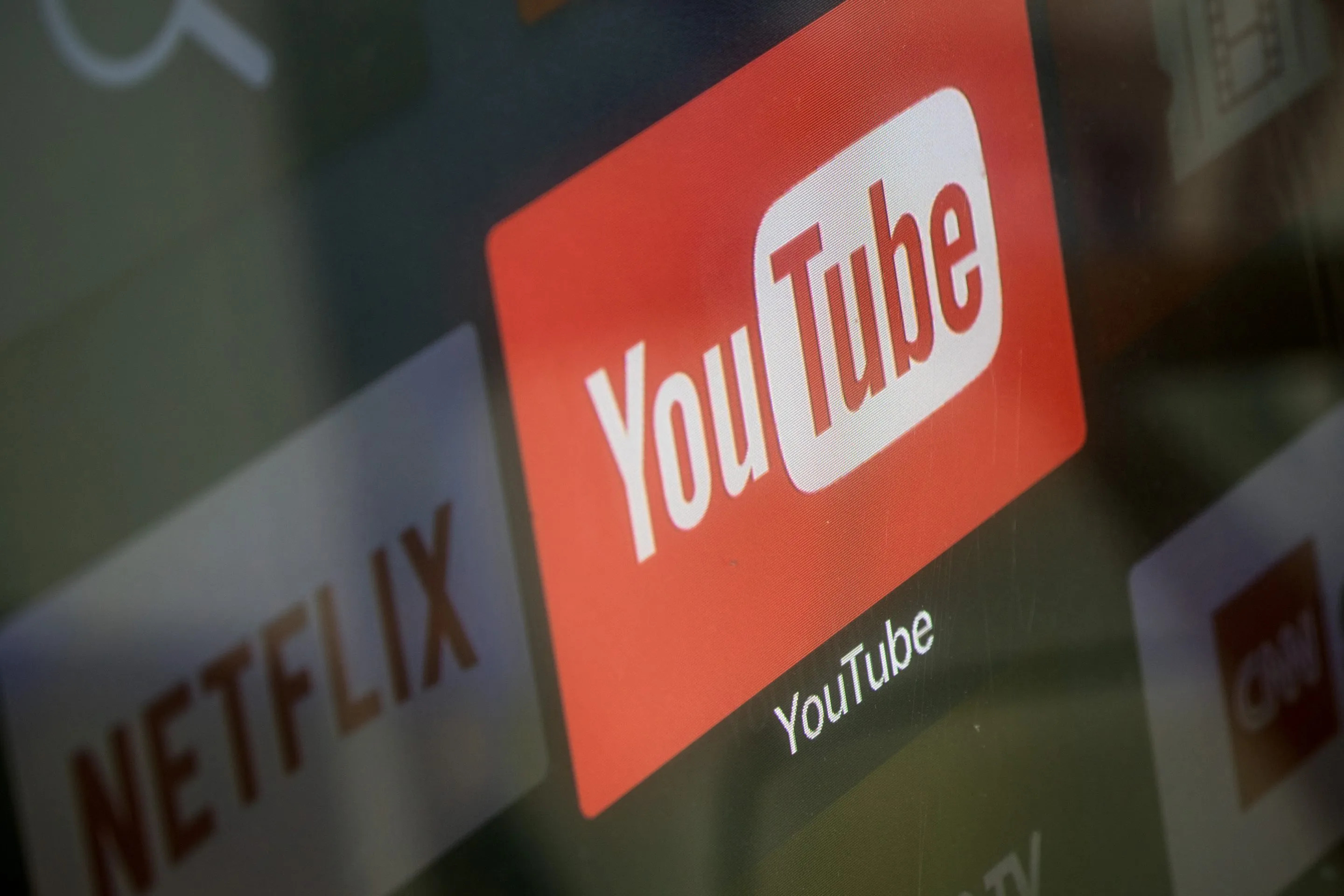 Война стриминговых гигантов: Почему YouTube платит миллионы за отказ от работы с Netflix